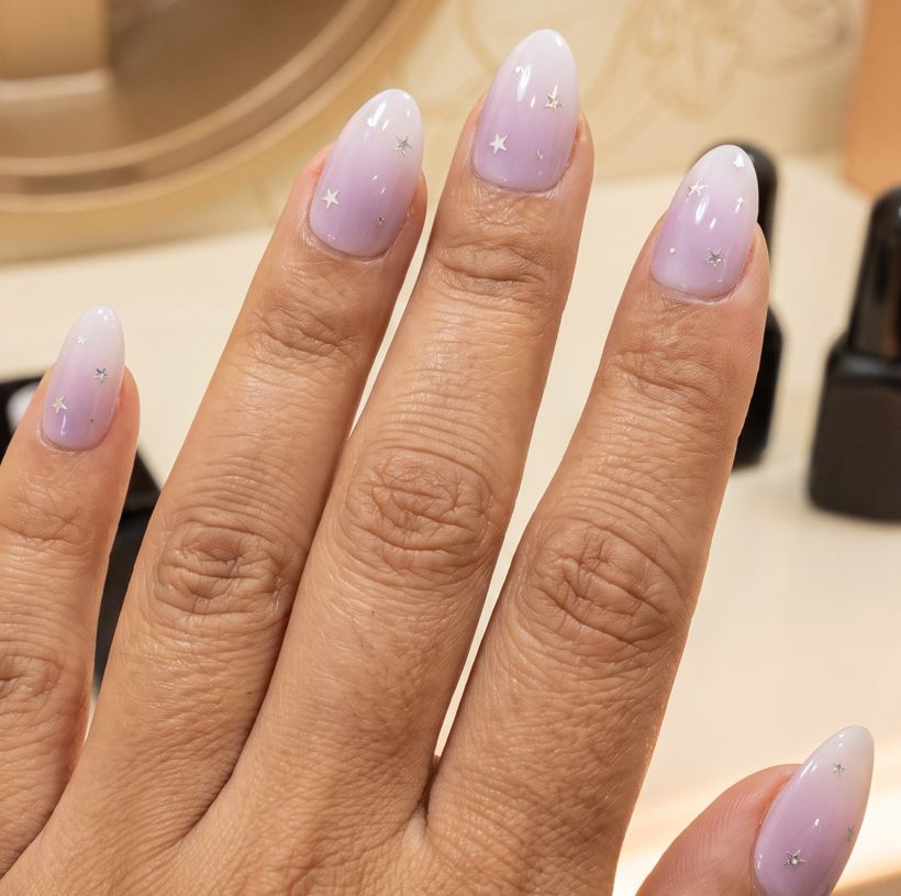 Uñas ombré lila con estrellas