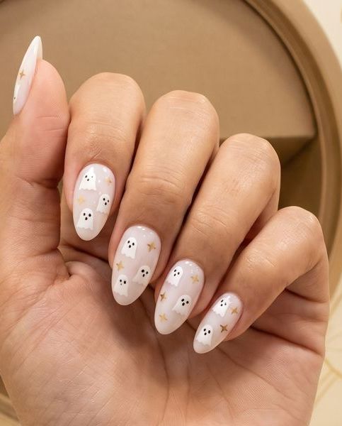 Uñas de Halloween con fantasmas