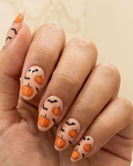 Uñas con calabazas y murciélagos
